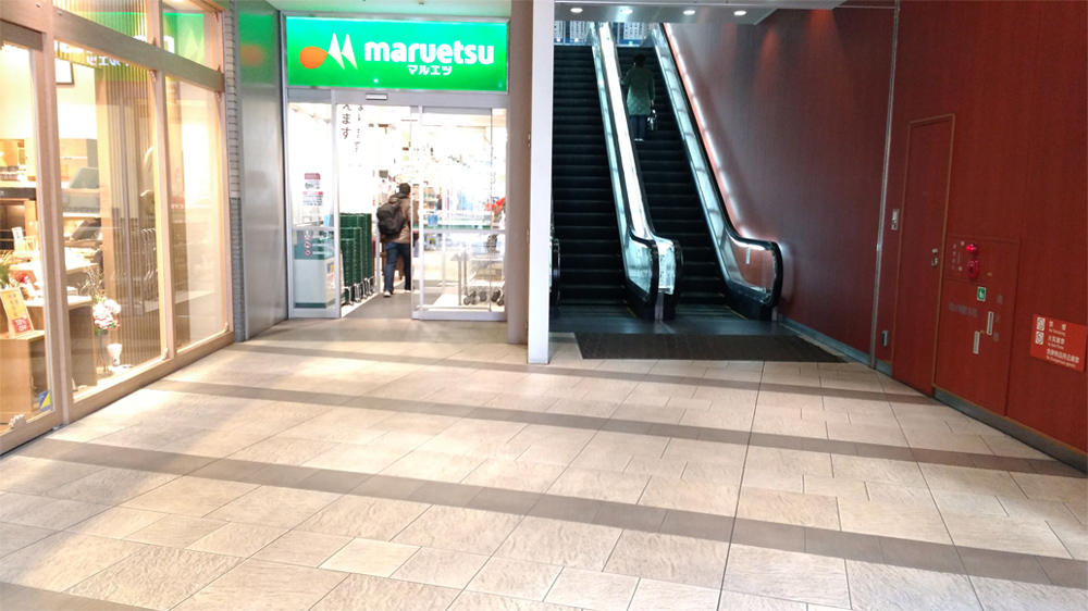 ヴィナシス金町2階へのエスカレーター